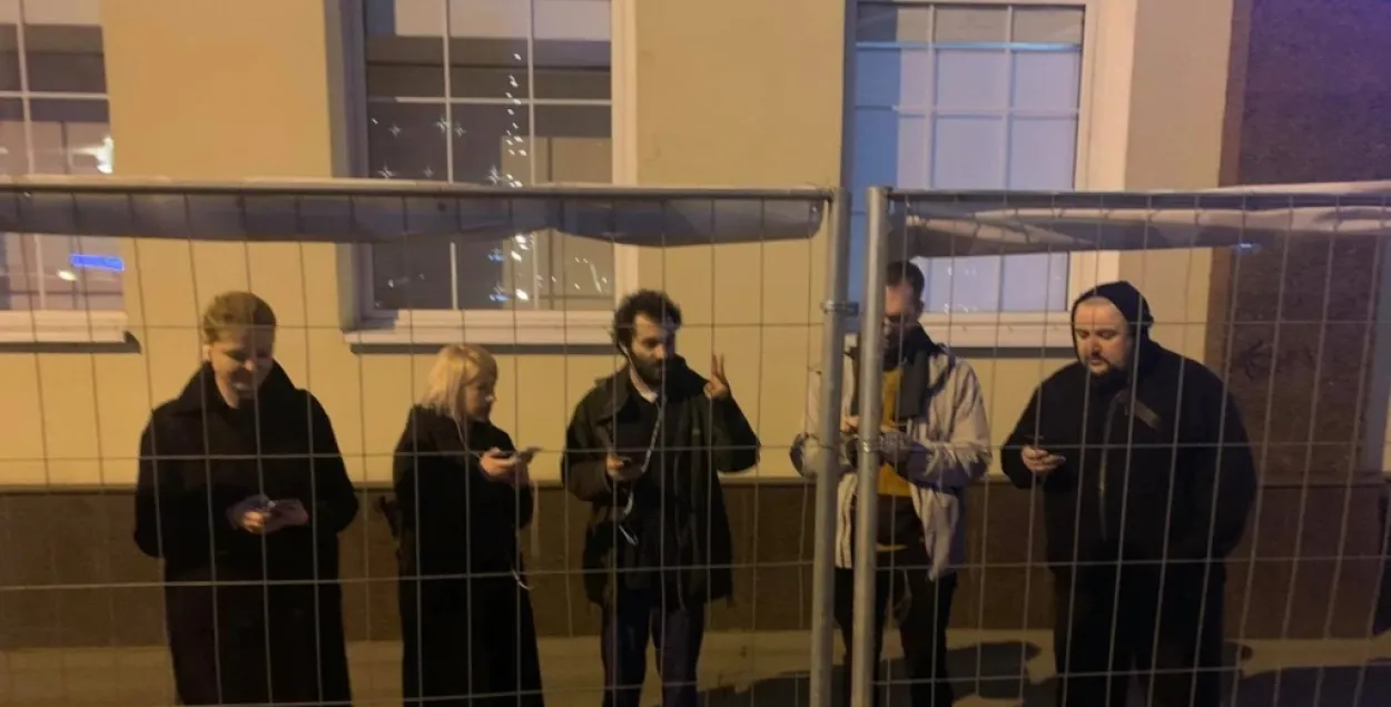 Акцёры тэатра спрабуюць працягваць спектакль пра падзеі ў Беларусі на вуліцы / "Радыё Свабода"