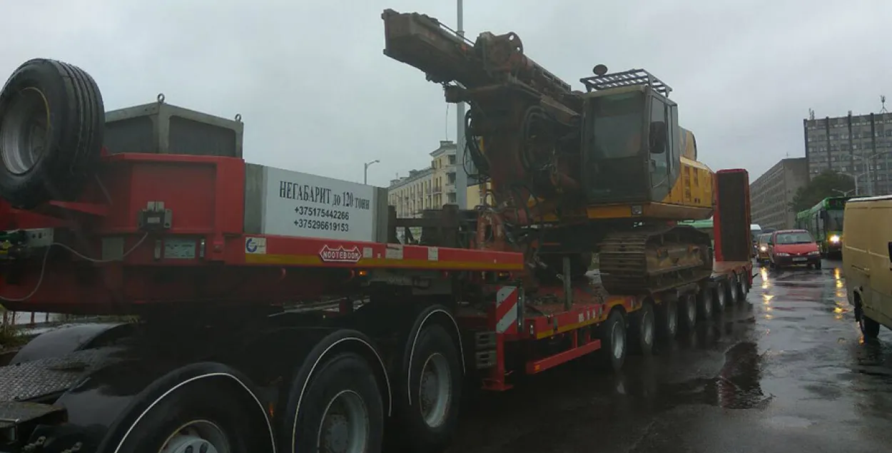 У Мінску цягач з буравой устаноўкай стралой пашкодзіў пуцеправод (фота)