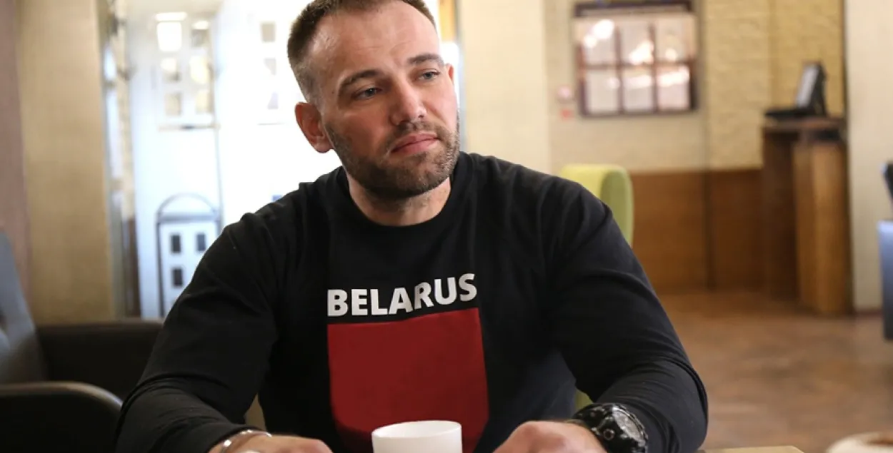 Дзяржаўная газета адрэтушавала здымкі, каб прыбраць "Пагоню"