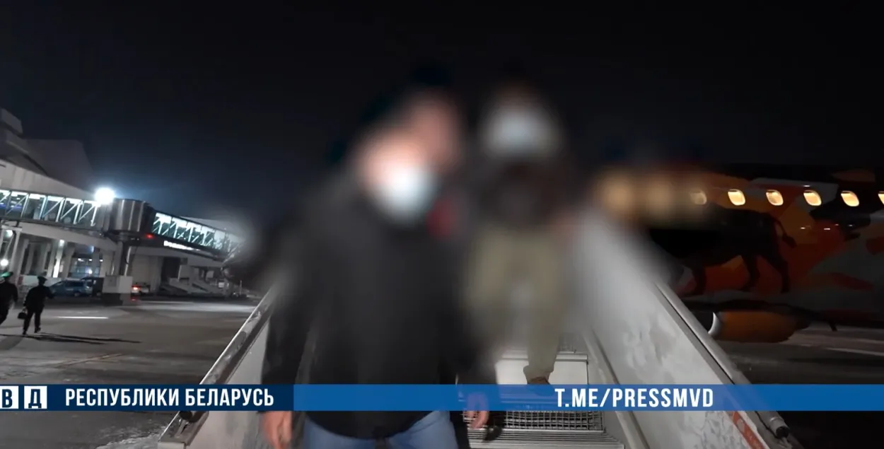 Белорус в минском аэропорту / Скриншот с видео МВД РБ