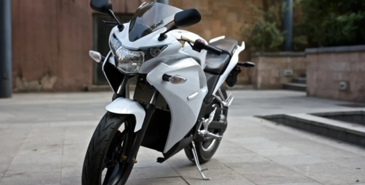 Беларускі кіраўнік атрымаў "для выпрабаванняў" электраматацыкл з Кітая