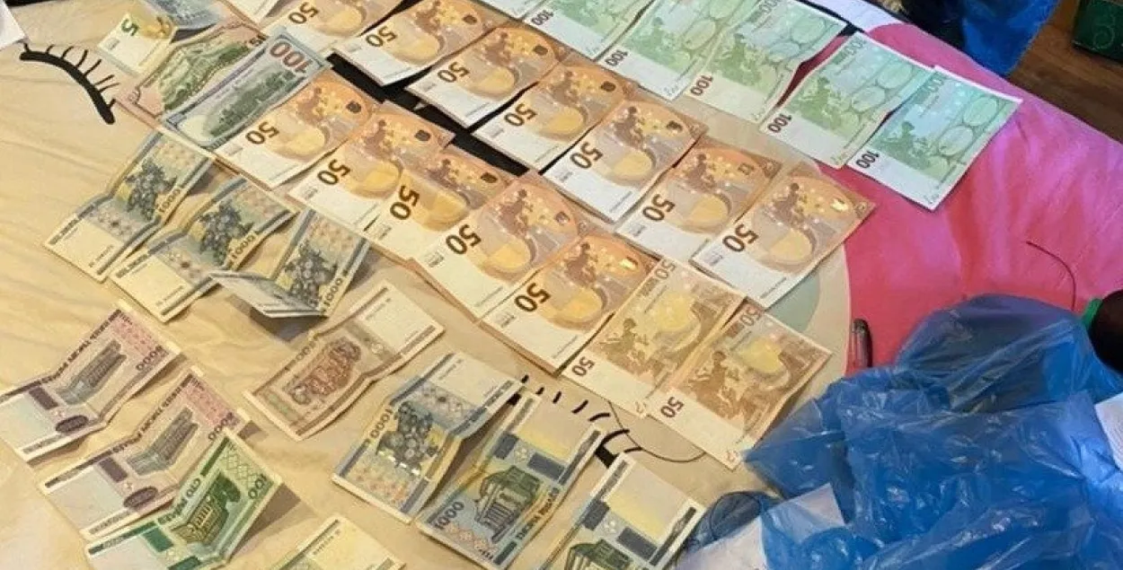 У выкрытага ў МУС Украіны баевіка СБУ знайшла старыя беларускія грошы