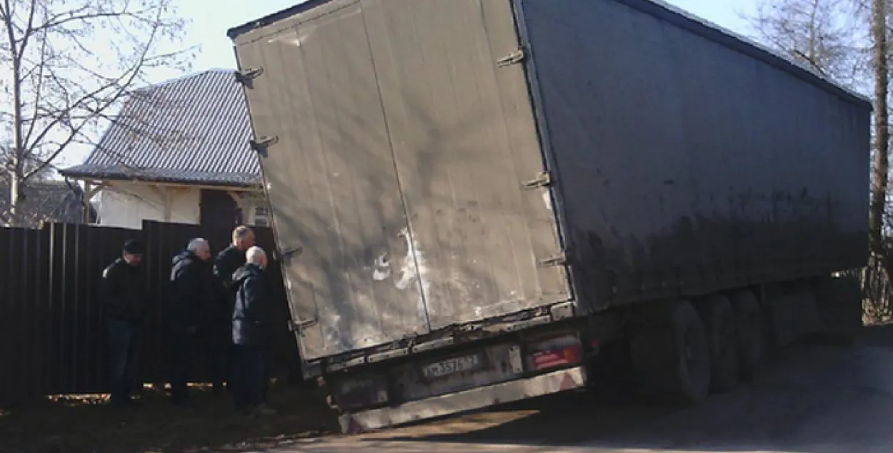 У Заслаўі фура з 14 тонамі шкла трапіла ў калодзеж (фота)