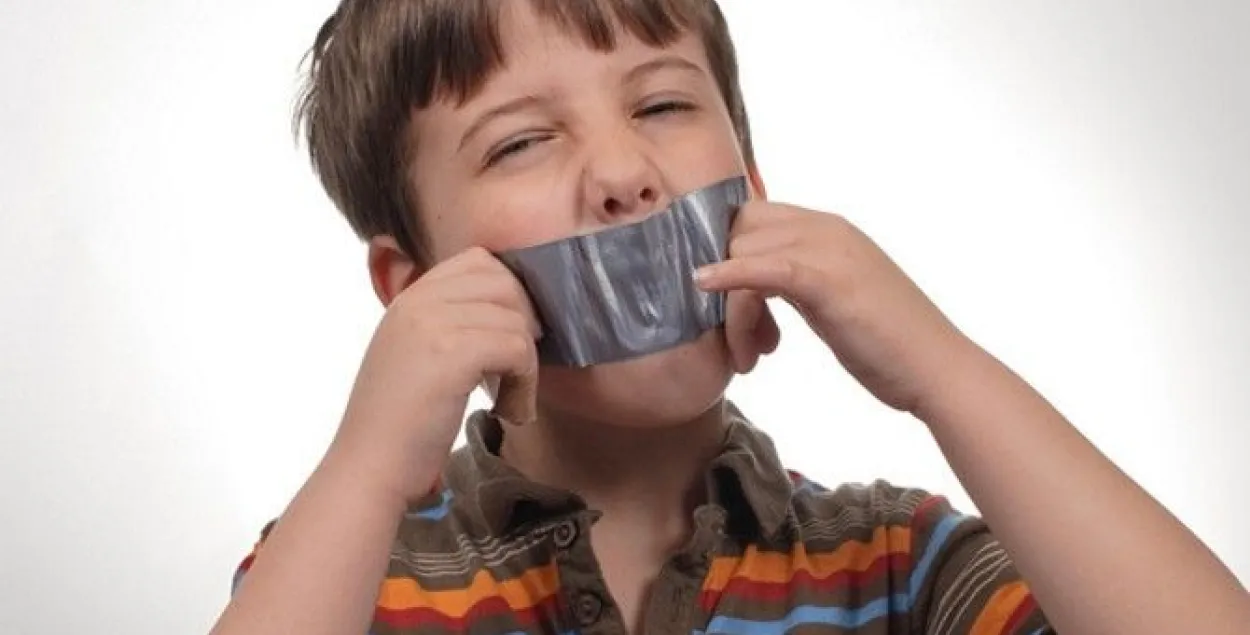 Настаўнік на ўроку заклеіў дзецям раты скотчам