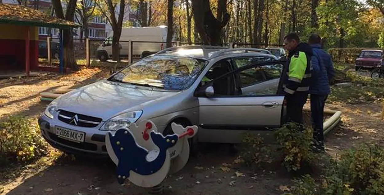 Фотафакт: У Мінску легкавік знёс плот дзіцячага садка
