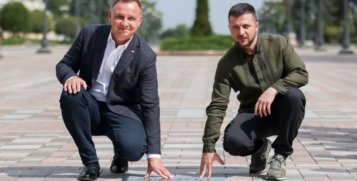 Дуда и Зеленский открыли в Киеве аллею в честь лидеров, побывавших в Украине во время войны / twitter.com/prezydentpl