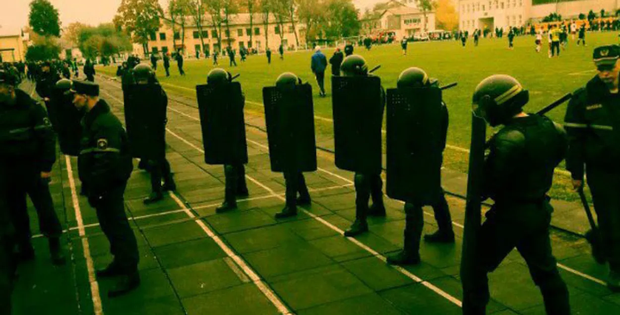 На матчы "Хімік" — "Дняпро" супраць фанатаў выйшлі амапаўцы са шчытамі (фота)