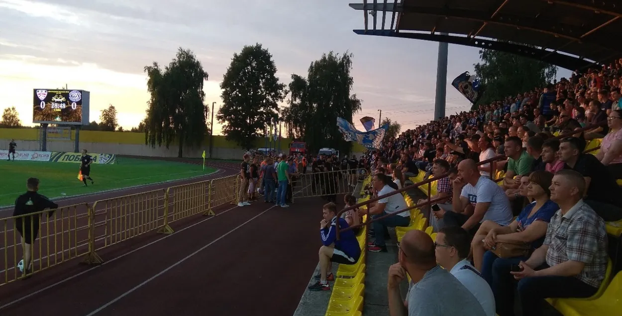 На стадыёне ў Салігорску футбольныя фаны спраўлялі патрэбу пад плотам