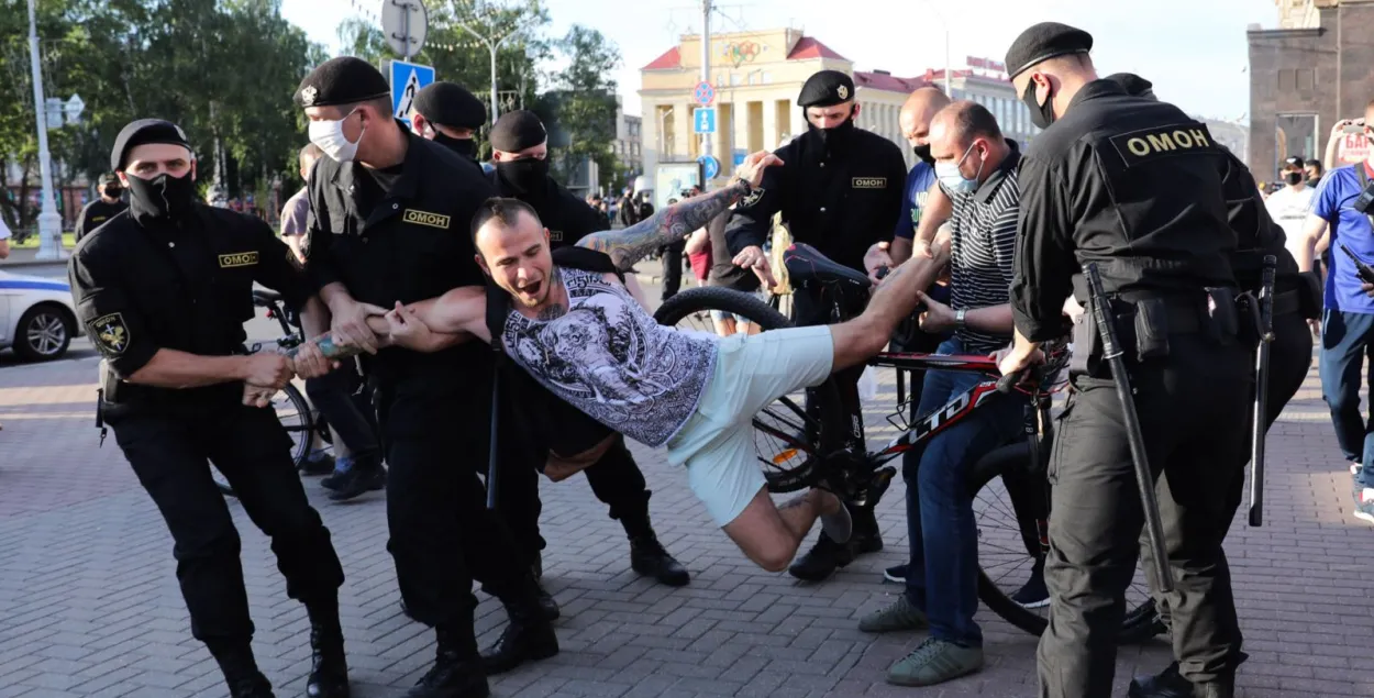 У Мінску раварыста затрымлівалі 9 амапаўцаў і "ціхароў"!
