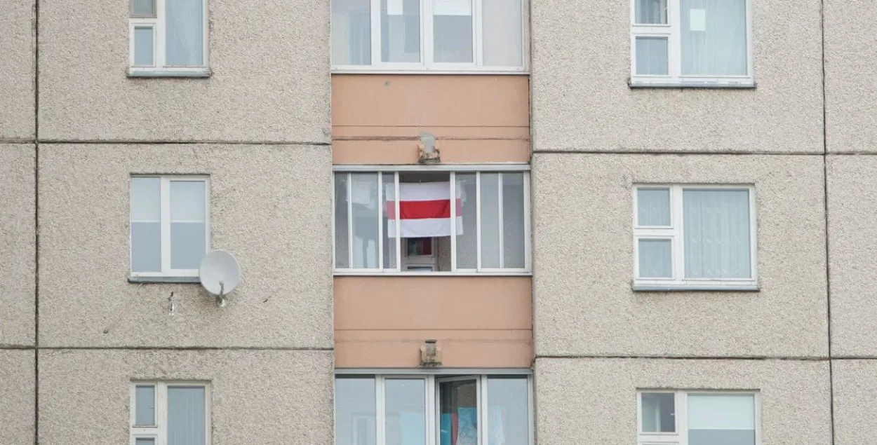 Сцягі ў акне (фота носіць ілюстрацыйны характар) / з архіву TUT.BY