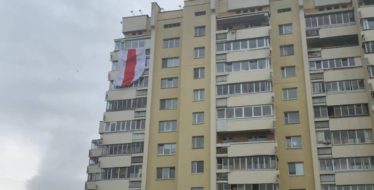 Сцяг на балконе шматпавярховіка / из архива Еврорадио