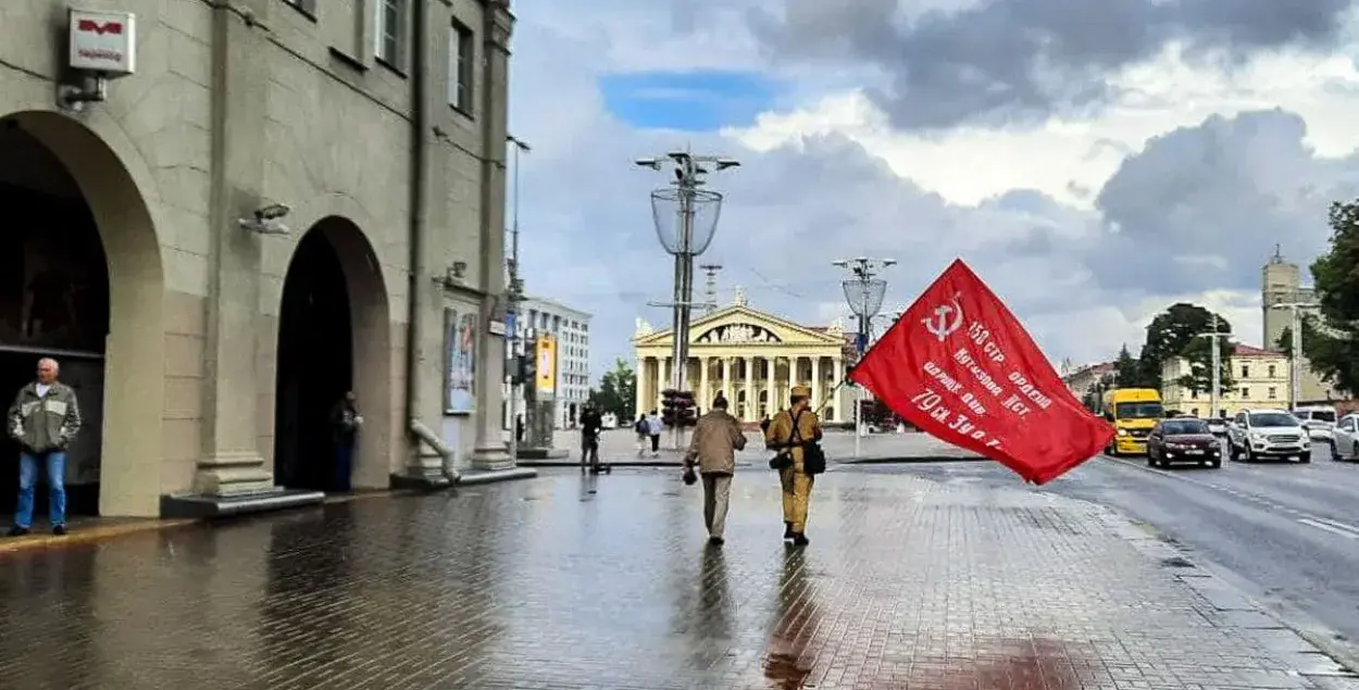 У суботу, 28 жніўня, двое мужчын шпацыравалі ў раёне Кастрычніцкай плошчы з rрасным сцягам / Euroradio