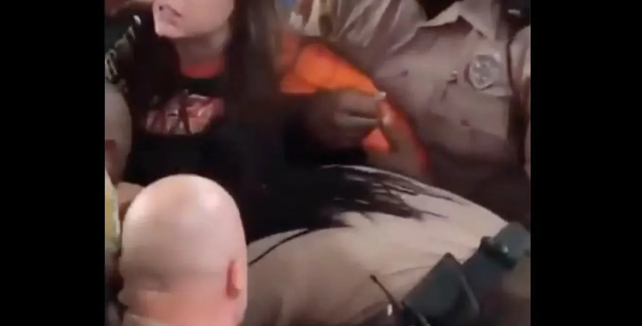 У ЗША афіцэр паліцыі адказаў дзяўчыне на аплявуху ўдарам у твар (відэа)