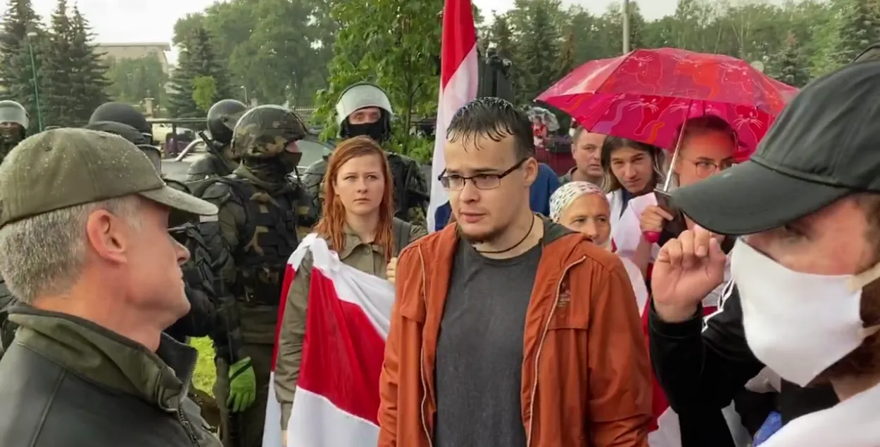 Парень, споривший с помощником Лукашенко, задержан и избит на марше в Минске