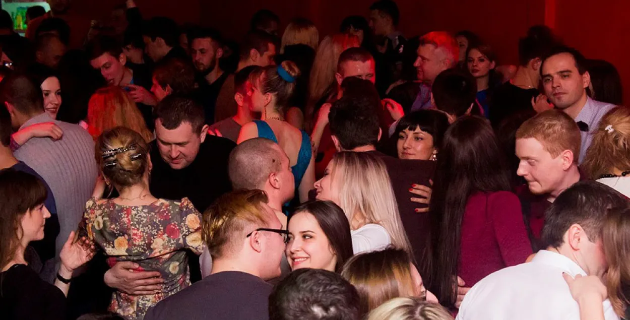 Танцы — до 23:00: из-за COVID-19 снова ограничивают время работы заведений