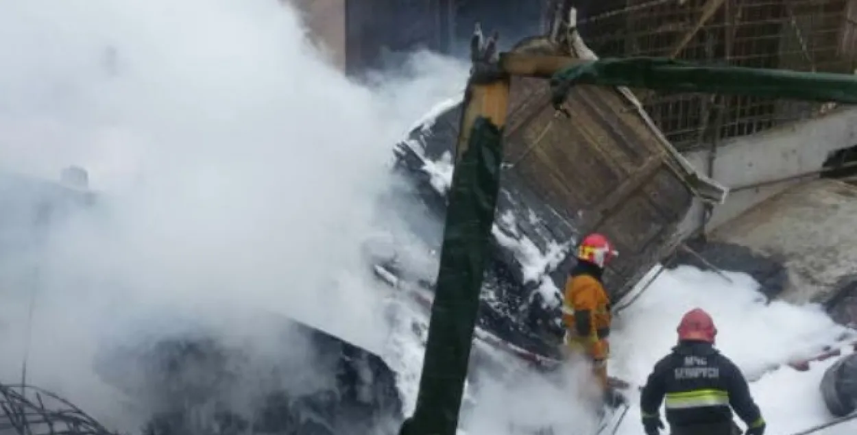 У Смалявіцкім раёне з трасы ў катлаван заляцелі дзве фуры (відэа)