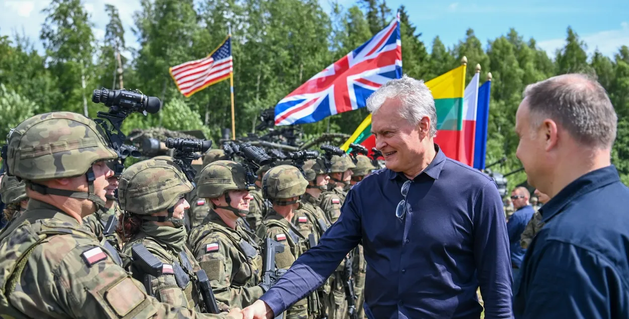 Военные приветствуют президентов Литвы и Польши / twitter.com/GitanasNauseda