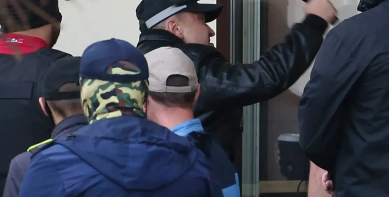 Николай Карпенков аж погнул палку, выбивая стекло в кафе "O'Petit", куда забежали протестующие. Минск, 2020 год / Наталия Федосенко / ТАСС