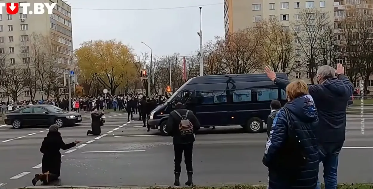 На Маршы 15 лістапада мікрааўтобус збіў удзельніка пратэсту / скрыншот відэа