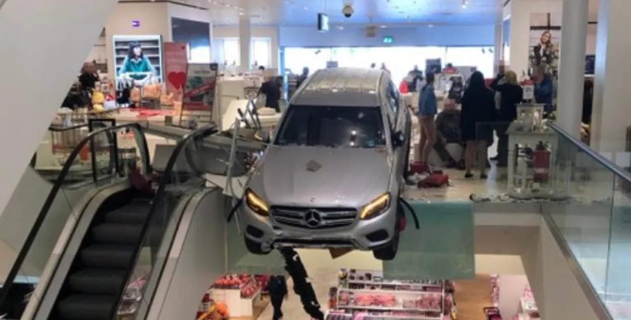 У Гамбургу пенсіянер на Mercedes заехаў у гандлёвы цэнтр (фота)