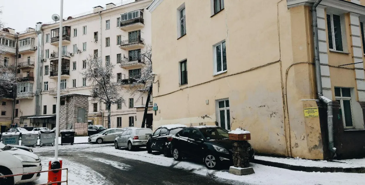 У мінскім двары, адкуль масава эвакуявалі машыны, цяпер устаноўленыя шлагбаумы
