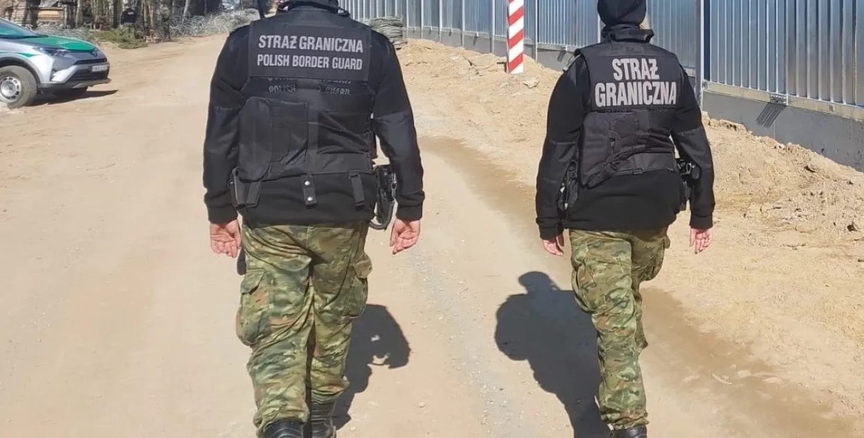 Польскія памежнікі ідуць уздоўж агароджы на мяжы з Беларуссю / Straz Graniczna