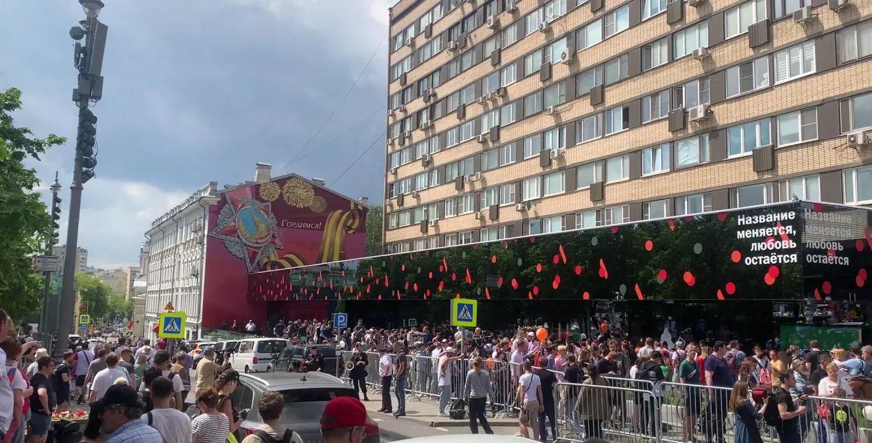 В России с автозаками открывают сеть “Вкусно и точка” вместо McDonald's