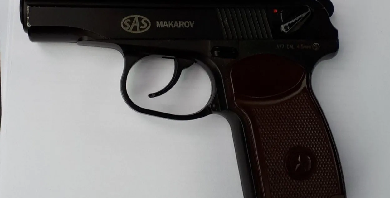 Пациента, который угрожал врачам пистолетом, приговорили к году "домашней химии"