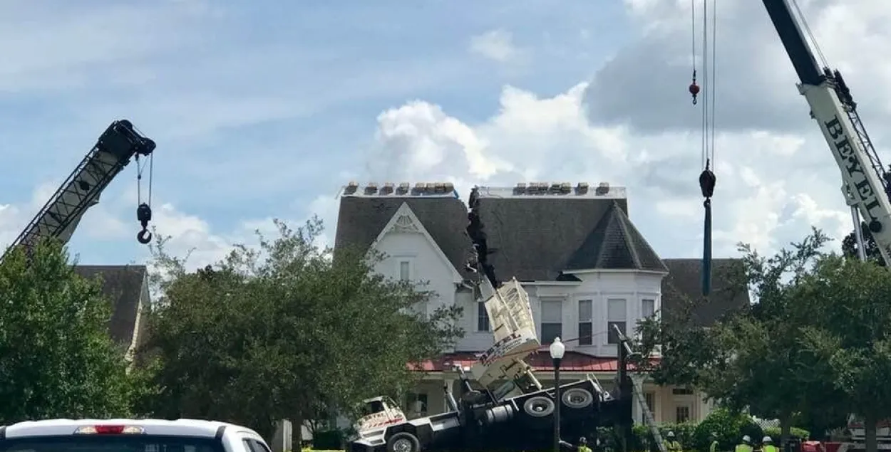 Кран разрэзаў жылы дом напалову (відэа)