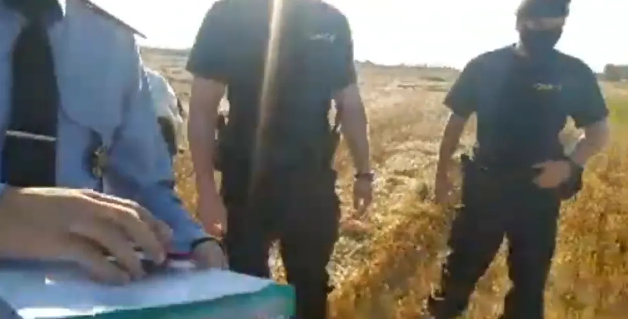 Милиция приехала на поле, где находился Юрий Ганцевич / Скриншот с видео