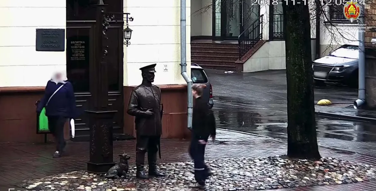 Юнака, які даў аплявуху скульптуры "Мінскага гарадавога", вырашылі не караць