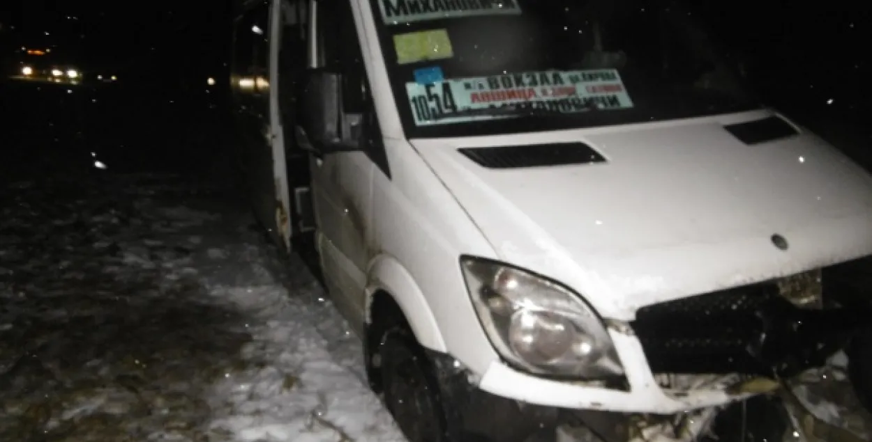 Пад Мінскам бяспраўнік на аўто са сцёртай гумай сутыкнуўся з мікрааўтобусам