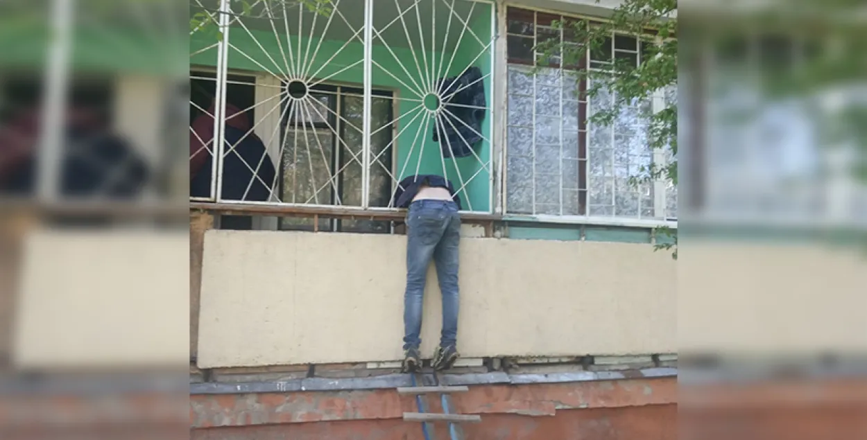 Мінчук захрас у кратах, калі палез дамоў праз гаўбец