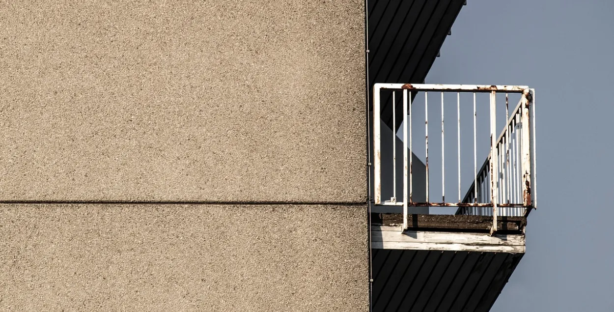 У Ляхавічах п'яны "акрабат" зваліўся з гаўбца трэцяга паверха