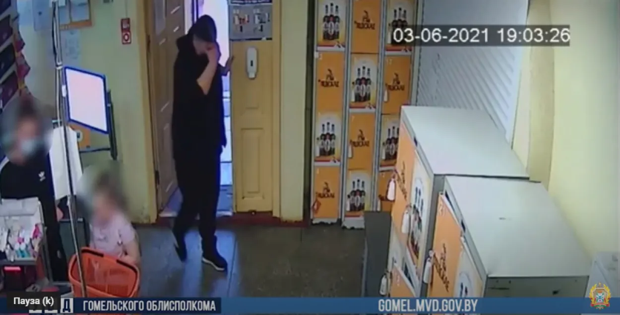 Гомельчанин брызнул газом в лицо охраннику магазина / кадр из видео