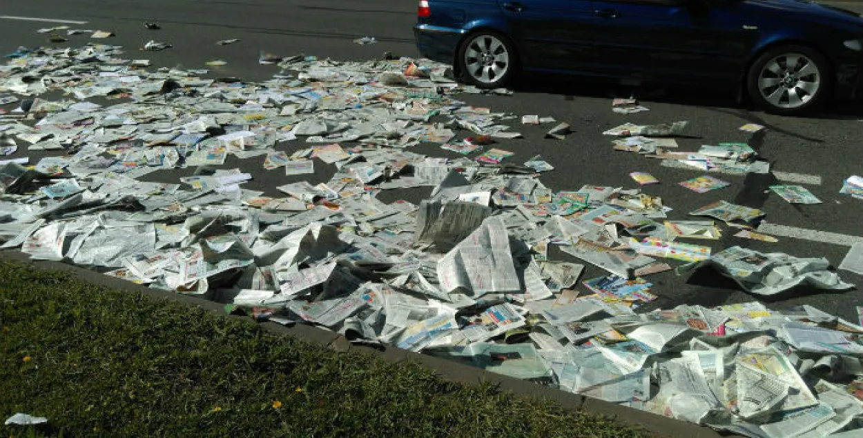 На выездзе з Мінска на дарозе валяліся тысячы "Советской Белоруссии" (фота)