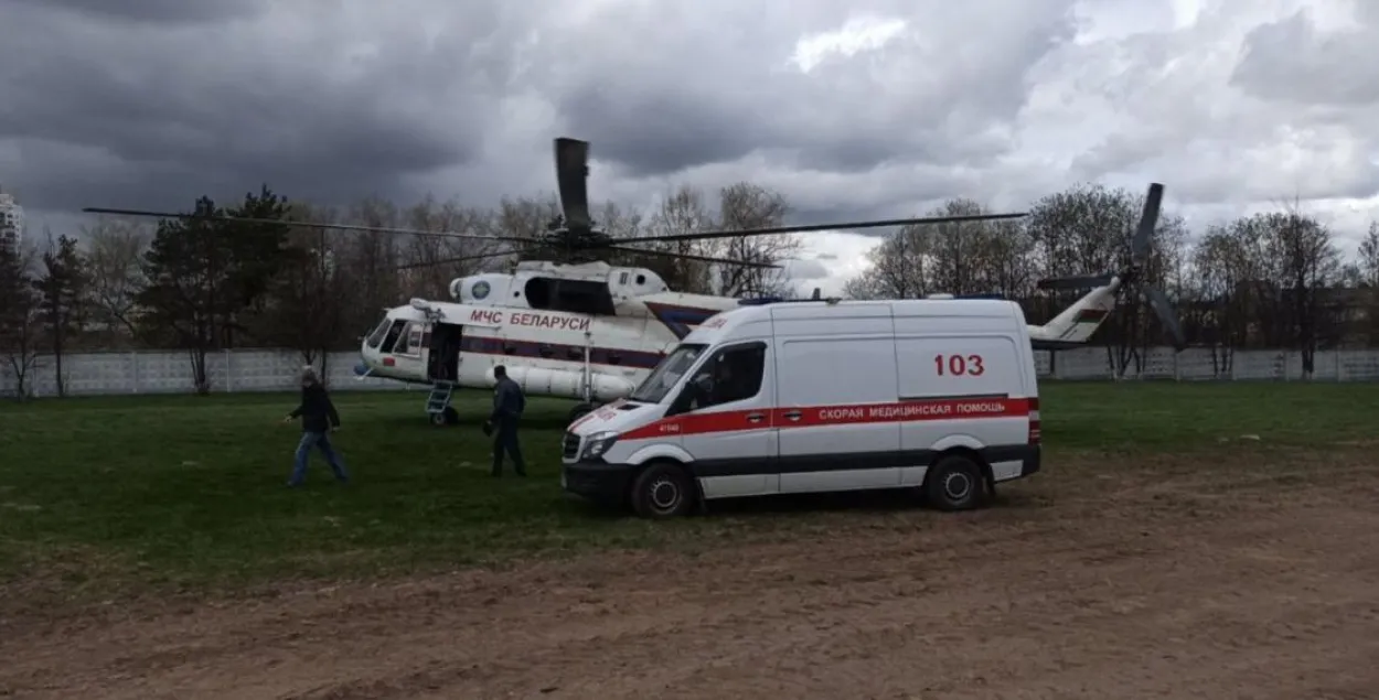 Для транспартавання аднаго з пацярпелых падлеткаў задзейнічалі верталёт МНС з медыцынскім модулем / @ minzdravbelarus
