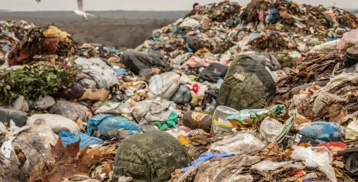 Российские каски на свалке в Херсоне /&nbsp;theguardian.com
