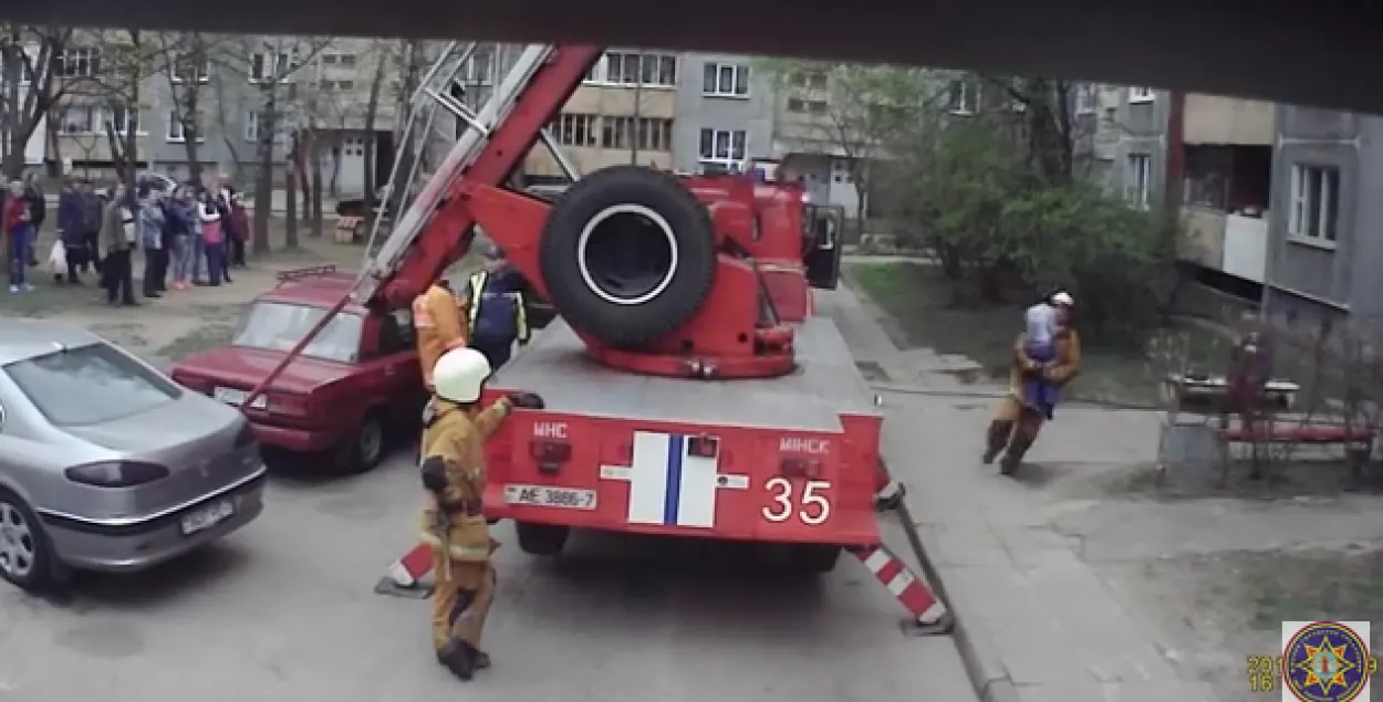 На пажары ў мінскай кватэры ўратавалі немаладую пару і іх унучку