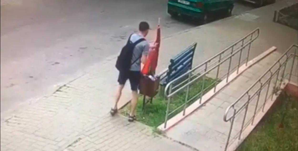 Чырвона-зялёны сцяг на шматпавярховіку ў Гомелі замянілі БЧБ-парасонам