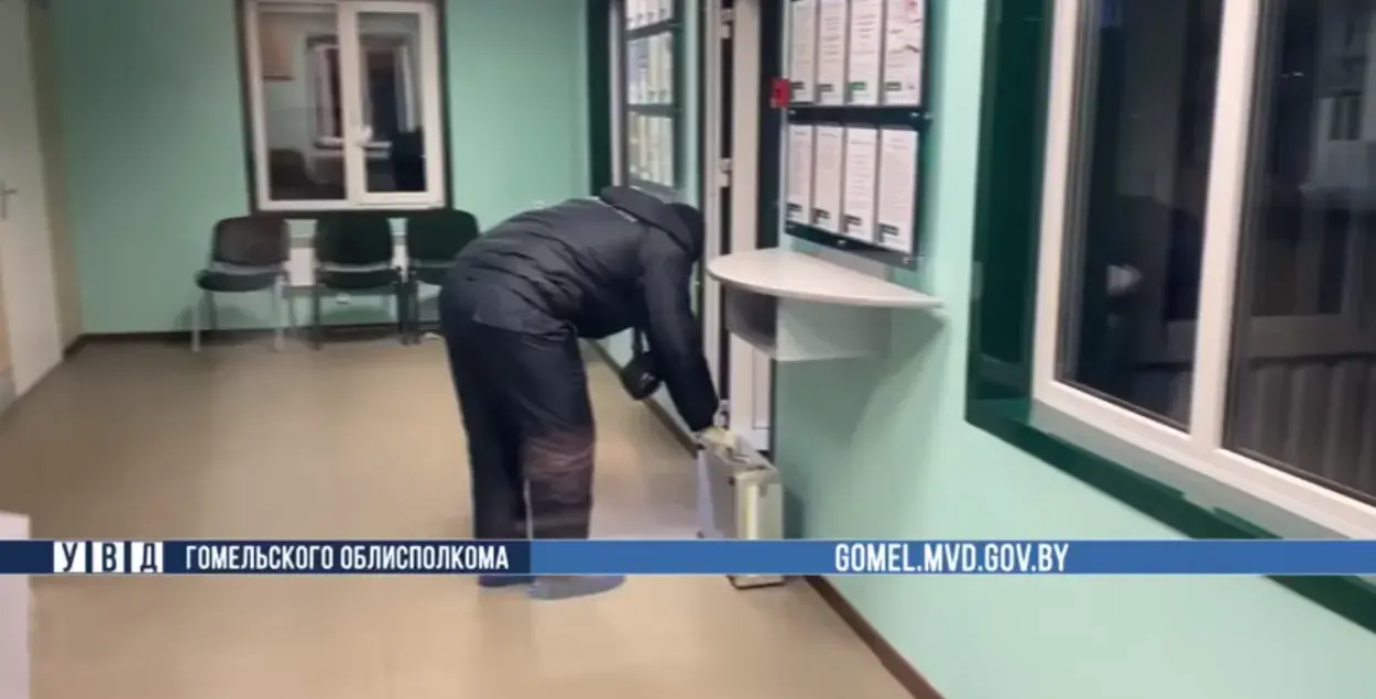 В одном из гомельских банков, куда наведался грабитель / кадр из видео