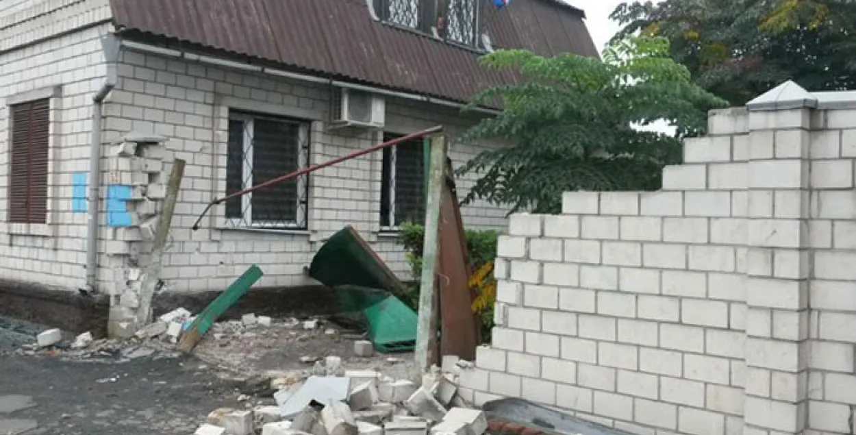 Аўтамабіль знёс агароджу Грамадска-палітычнага цэнтра ў Гомелі (фота)