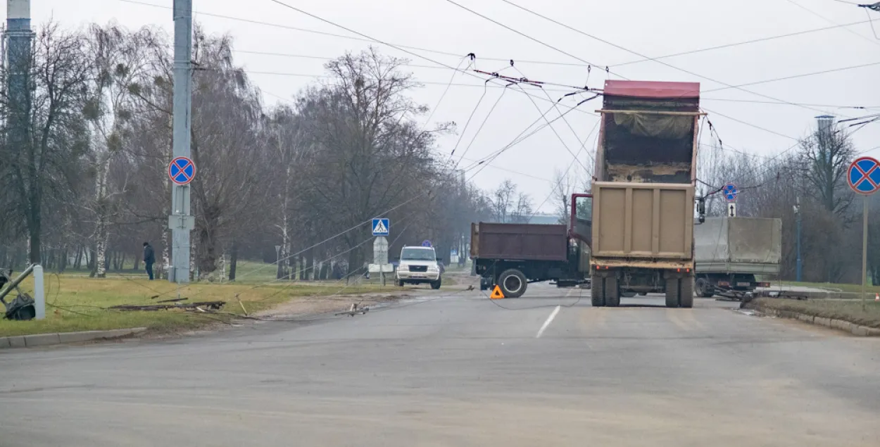 У Гродне грузавік знёс тралейбусную лінію
