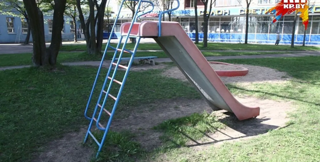 Сямігадовая дзяўчынка зачапілася за дзіцячую горку матузком і задыхнулася