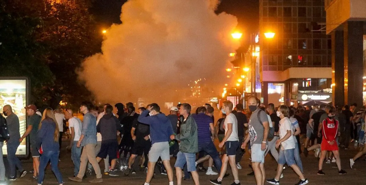 Во время уличной акции в Минске использовались светошумовые гранаты / TUT.by