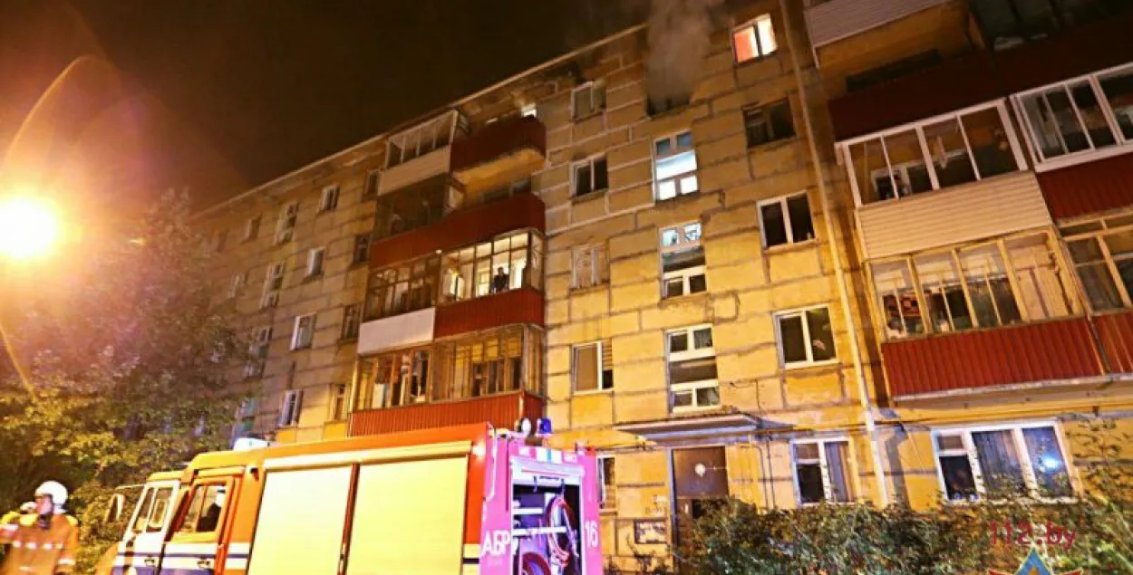 У Мінску на пажары ў пяціпавярховіку з агню выратавалі 7 чалавек 