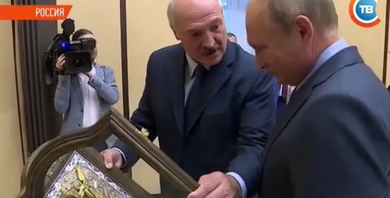 Лукашэнка стаяў перад Пуціным з іконай у руках (відэа)