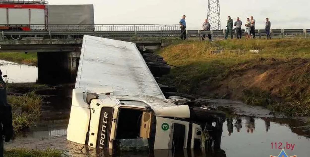 У Кобрынскім раёне фура звалілася ў меліярацыйны канал (фота)