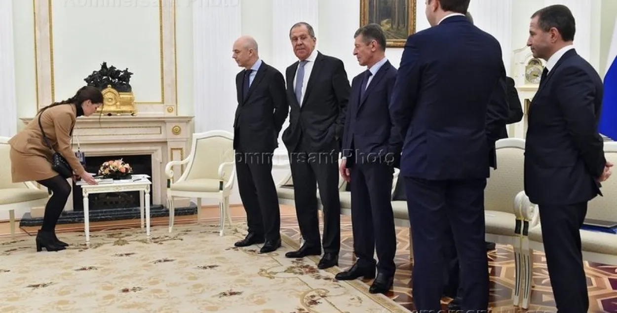 "Коммерсант" піша пра кароткую спадніцу памочніцы Лукашэнкі (фота)