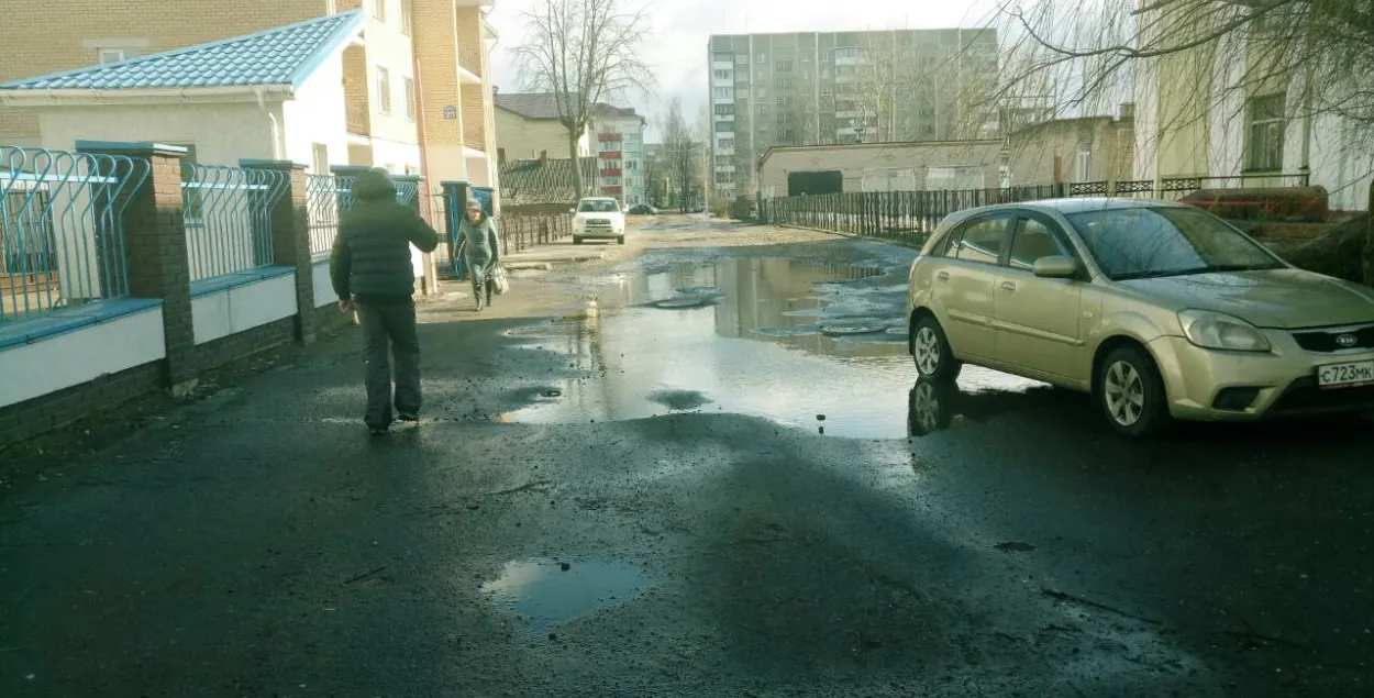 Палачане скардзяцца на невыносны стан дарог, дзе “па дакументах асфальт”